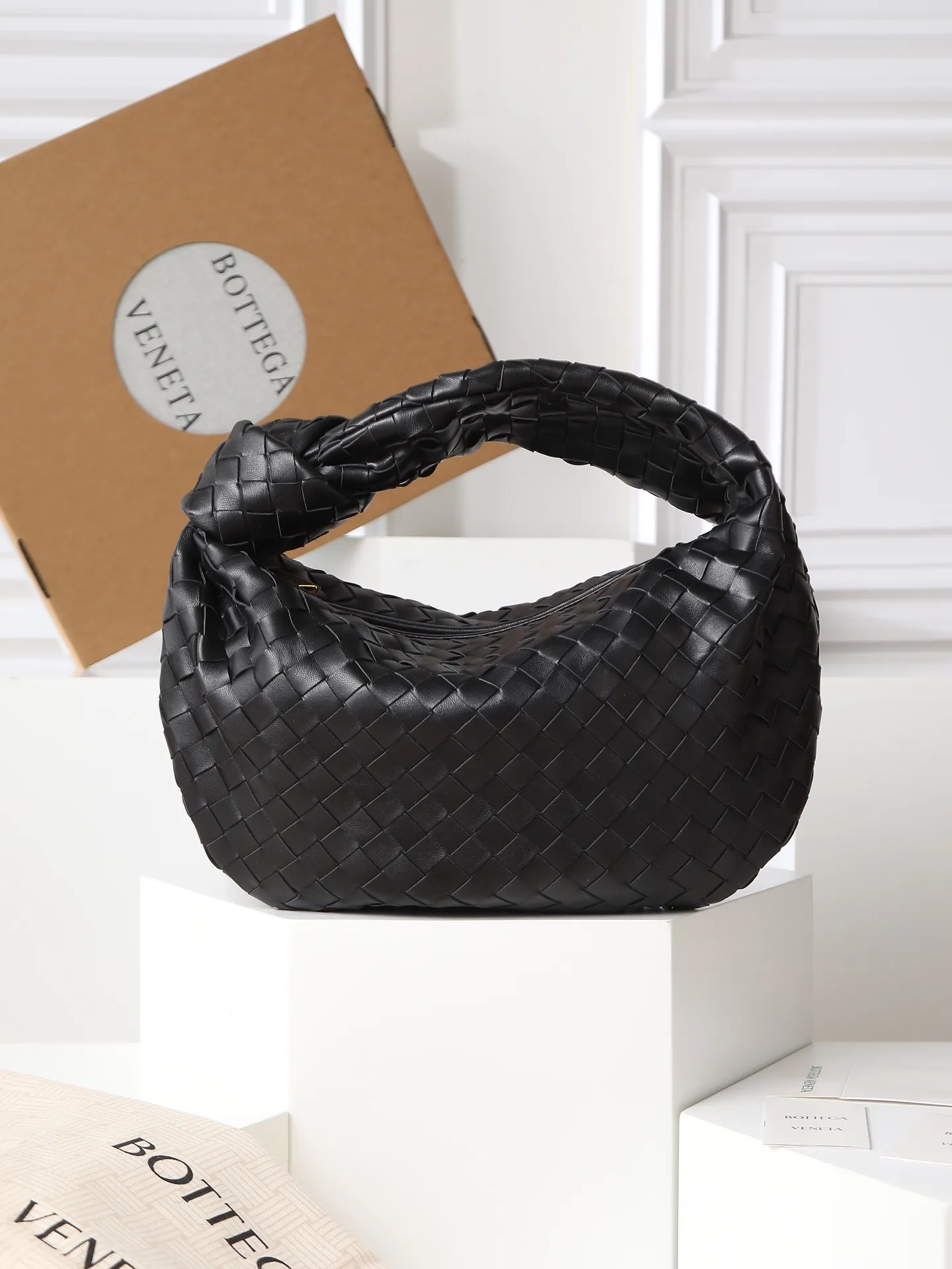 1100. 🌟𝐁𝐨𝐭𝐭𝐞𝐠𝐚 𝐕𝐞𝐧𝐞𝐭𝐚 ——— jodie (medium size) The medium size is very attractive in real life. It is firm and sturdy in the hand. The first impression is that it is particularly durable👍 You can see the well-designed knot on the handle. When carrying it on the shoulder, pay attention to the knot being placed directly under the hand. In this way, it can not only fix the position of the handbag, but also prevent the handbag from slipping due to long walks. It can easily accommodate a variety of cosmetics. In one word, it is "very easy to hold". Style number: 690225 Size: 36✖️21✖️13